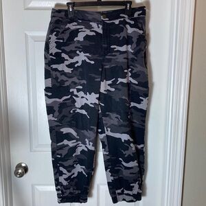 Arizona Jean Women’s Camouflage Cargo Pants elastic waist zipper front closure